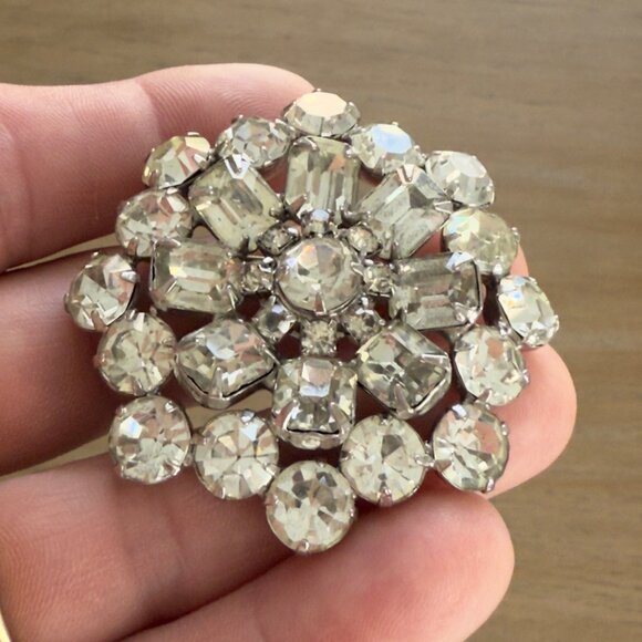 Vintage Rhinestone Brooch Pin Round Floral Design Silver Tone Clear Starburst - Picture 5 of 9